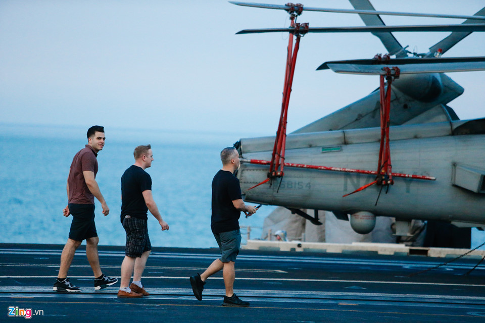 Thủy thủ gốc Việt và cuộc sống trên siêu tàu sân bay Mỹ